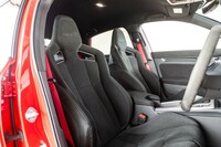 シート表皮にもスエード調素材の「ラックススエード」を採用。黒い内装色に合わせ、各部のステッチや装飾類の色なども変更された。