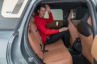 意外なことに、後席には想像以上のスペースがある。背の高い人でも頭上のスペースは確保されている。