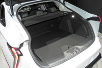 「インサイト」のリアには大開口のバックドアが備わる。ラゲッジスペースの荷室長は最大1875mmで、2段式のフロアボードを調節することにより、29インチのスーツケースを3つ、またはゴルフバッグを3つ積載できる。