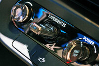 BMWが「MINIクーパー3ドア」を発売 日本での量販モデルとして初の電気自動車を設定の画像