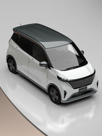 質感を抑えて独創性を追求した「ホンダN-ONE」に対し、「日産サクラ」は「どうせお高いクルマなんだから!」とストレートに高級感・上質感を表現。アナタはどちらの軽BEVがお好きですか?