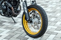 ホイールは前後同径の17インチと、機敏なハンドリングを重視したもの。タイヤサイズは前:110/70-17、後ろ:120/70-17で、オンロード用のスポーツバイアスタイヤ「iRCプロテック ロードウィナーRX01」が装着されていた。