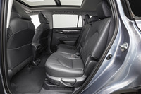 足元や頭上に十分なスペースが確保された「ハイランダー」の2列目シート。背もたれには60:40の分割可倒機構と、カップホルダー付きのセンターアームレストが組み込まれている。