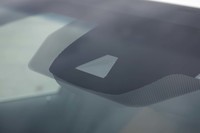 クラウンに備わる予防安全パッケージ「Toyota Safety Sense」では、昼間の自転車や夜間の歩行者も、衝突を回避すべき対象として検知される。