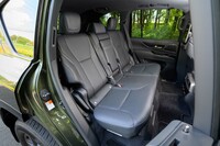 2列目シートは座面のコーナー部分をラウンドさせることで乗降性を高めている。