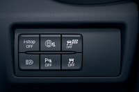 DSC(ダイナミック・スタビリティー・コントロール)に追加される、「DSC-TRACK」モードのオン/オフスイッチ(スイッチパネルの上段右)。このモードではDSCの介入が大幅に抑えられ、車両が危険なスピン挙動に陥った場合にのみ、制御が介入する。