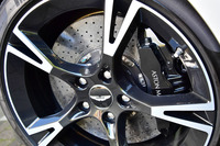 ブレーキディスクはカーボンセラミック製。フロントには6ピストン、リアには4ピストンのキャリパーが備わる。