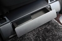 2列目シートはユーティリティーも充実。フロントシートバックにはコンビニフックやコートフックが、足もとにはスライドトレイ(写真)が備わっている。