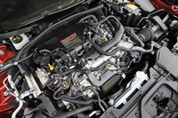 マツダ独自の燃焼制御技術「SPCCI(火花点火制御圧縮着火)」が用いられた2リッター直4ガソリンエンジン「スカイアクティブX」。常に適切な吸気量を確保するためにエアサプライ(いわゆるスーパーチャージャー)が装備されるほか、24Vのマイルドハイブリッド機構が組み合わされる。