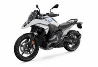 ASA搭載車はロングツーリング仕様の「R1300GSアドベンチャー」に限らず、「「R1300GS」の2025年モデル(写真)にも設定される。