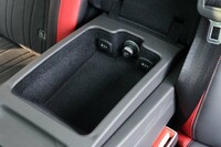 後席の中央席は左右席のアームレストを兼ねている。その内部、小物入れスペースにはアクセサリーソケットやUSBソケットが用意されている。