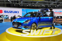 「ジャパンモビリティショー2023」のスズキブースに飾られた「スイフト コンセプト」。初めてこのクルマを見たファンは、どのように感じただろうか?