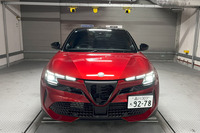 アルファ・ロメオの伝統的なデザインを取り入れたというエクステリアは、なかなかスタイリッシュ。ボディーサイズは全長×全幅×全高=4195×1780×1585mmと、コンパクトなのも「ジュニア」の特徴だ。