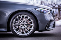 オプションの「AMGライン」(103万2000円)を選択すると、20インチの「AMGマルチスポーク」アルミホイールが装備される。試乗車は同ホイールに前255/40R20、後ろ285/35R20サイズのノイズ軽減タイヤ「ブリヂストン・トランザT005」を組み合わせていた。