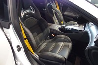 マグマグレーとブラックのツートンカラーに、イエローのステッチを採用する「AMG GT63 S 4MATIC+エディション1」のインテリア。シートベルトも鮮やかなイエローのカラーでコーディネートされる。
