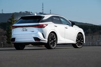 真一文字のリアコンビランプが新世代レクサスに共通するデザインアイコン。ルーフが浮いているように見せるクオーターピラーの処理は先代モデルから引き継いでいる。