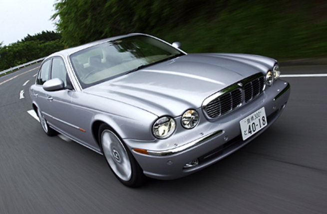 【スペック】XJ8 3.5:全長×全幅×全高=5090×1900×1450mm/ホイールベース=3035mm/車重=1680kg/駆動方式=FR/3.5リッターV8DOHC32バルブ(267ps/6250rpm、34.6kgm/4200rpm)/車両本体価格=833.0万円