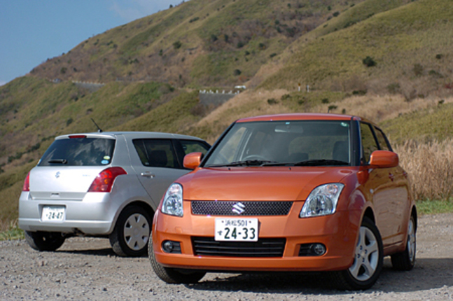 【スペック】1.5XS(手前):全長×全幅×全高=3695×1690×1510mm/ホイールベース=2390mm/車重=1030kg/駆動方式=FF/1.5リッター直4DOHC16バルブ(110ps/6000rpm、14.6kgm/4000rpm)/価格=136.5万円(テスト車=同じ)(M)