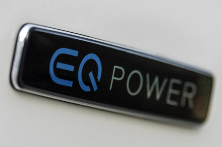 メルセデスでは、2025年にはBEVが販売全体の15~25%を占めるだろうと予想。この「EQ」を筆頭に他のモデルも、何らかの電化を行う方針だという。