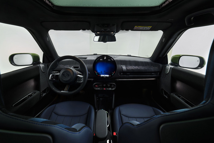 ダッシュボードとドアパネルに採用されたニット素材はブラックで、ダッシュボードにはストライプパターンのポール・スミスファブリックがアクセントとして加わる。