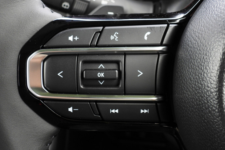 スズキ・スペーシア ギア ハイブリッドXZターボ(ステアリングスイッチ)