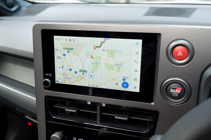 タッチスクリーンの搭載位置を下げ、ルームミラーの位置を後ろに移動し、前方視界を拡大。これもまた現場からの声に基づいた改善だ。