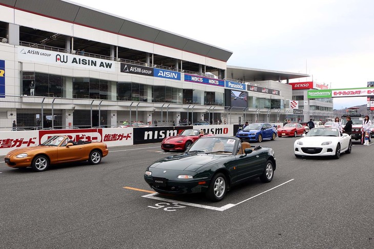 ピットウオークに集結した歴代「マツダ・ロードスター」。NA(1.8Vスペシャル)、NB(RS)、NC(RS)の、いずれもマツダが所有する車両だ。2018年にはマツダによる初代のレストアサービスがスタートし、今年は誕生30周年を祝う記念限定車も発売されるなど、再び注目が高まっている。