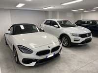 ショールームとは別に、30台近くを分散収容できるガレージを持つ。