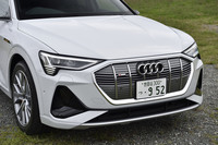 アウディのSUVモデルに共通する八角形のシングルフレームグリルを採用する「e-tronスポーツバック」。今回試乗した「ファーストエディション」は、アコースティックサイドガラス、Bang & Olufsen 3Dサウンドシステム、パワークロージングドアなどからなる「サイレンスパッケージ」のほか、21インチアルミホイールやオレンジ色のブレーキキャリパーなどを標準装備する日本導入記念モデルだ。