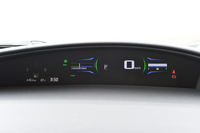 天地に薄いデザインのメーターパネル。前方視界を確保する意味もある。