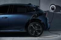 2025年夏(イタリアでは2024年夏から)の市場導入時は、イプシロンのラインナップはBEV仕様のみとなる。マイルドハイブリッドはその後に登場する予定だ。