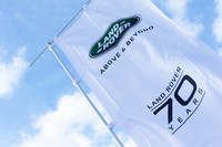 ランドローバーの70周年を記念するフラッグ。参加者には記念品として70周年記念ロゴにユニオンジャックを組み合わせたデザインのパーカーとバッグがセットでプレゼントされた。