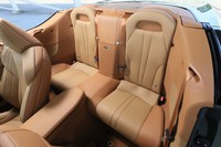 後席の定員は2人。小ぶりなヘッドレストの後方には、車体横転時に展開し乗員を保護する「アクティブロールバー」が格納されている。