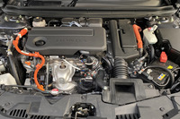 2リッター直4直噴エンジン(最高出力147PS、最大トルク182N・m)と新開発の高出力モーター(同184PS、同335N・m)を組み合わせた2モーター式ハイブリッドパワートレインを搭載。