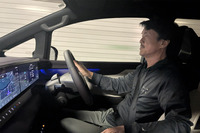 夜の首都高を快走する新型「エルグランド」。シャシーもしっかりしていて、コーナリングがピシッと決まる。駆動方式は4WDで、フロントモーターは最高出力205PS、最大トルク330N・mを、リアモーターは同136PS、同195N・mを発生する。