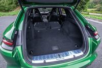 40:20:40の分割可倒式の後席背もたれをすべて折りたたむと、荷室容量は最大1390リッターに拡大できる。