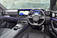 「アバンギャルド スポーツ」のグレード名が示すとおり、内外装ともスポーティーな仕立てとなる。内装ではAMGスポーツステアリングやレザーARTICOダッシュボード、ステンレスアクセル&ブレーキペダルなどが標準で備わる。