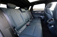 リアシートはセグメントトップとうたわれるレッグルームの広さが魅力。後席用エアコンや2口のUSB Type-Cポートなどが用意される。