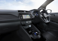 インテリアは日産車に共通の「グライディングウイング」デザインを採用する。