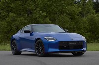 最上級グレードの「バージョンST」。空力パーツは非装着グレードにも販売店オプションで用意されるので、外観におけるグレード間のちがいはタイヤ&ホイール、ブレーキのみと、やや限定的だ。