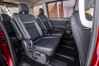 素材の高級感と防汚性を両立させたというシート(写真は7人乗り仕様車の2列目キャプテンシート)。新型「セレナ」ではe-POWER車でも8人乗り仕様が選べる。