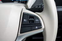 アダプティブクルーズコントロールは、前走者が停車するとこちらも自動で停車する全車速対応型。停車後は、約2秒間ブレーキをホールドする。