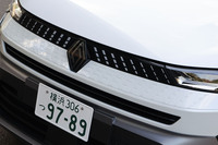 「キャプチャー」のマイナーチェンジモデルは2025年6月に発売された。新しいルノーのデザイン言語を採用したフロントフェイスのリニューアルが目を引く。