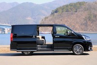 全長5300mmは「アルファード/ヴェルファイア」よりも30cm以上長い。スライドドアの開口幅も1000mmに達する。