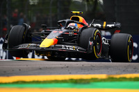 レッドブルのペレス(写真)は、予選でこそ7位とふがいない成績しか残せなかったが、スプリントでは4つポジションを上げ3位。そしてレースでは抜群のスタートで2位に上がると、シャルル・ルクレールをしっかりと抑え、フェルスタッペンの勝利とチームの1-2に貢献した。ドライバーズランキングではフェルスタッペンの5点後ろ、54点で3位につけている。(Photo=Getty Images / Red Bull Content Pool)