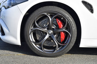 タイヤサイズは前が245/35ZR19で後ろが285/30ZR19。試乗車は「ピレリPゼロ コルサ」を履いていた。