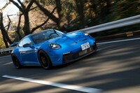 車速に応じて後輪を前輪と同位相または逆位相に最大2度操舵するリアアクスルステアリングを標準装備。小さなコーナーでもクルリと軽快にクリアできる。