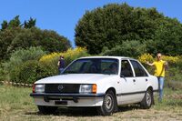 「レコルトE」来場。ヴィットリオ会長の誘導でパークする。