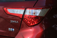 リアコンビランプのそばには、モデル名「JEWELA」のロゴとハイブリッド車であることを示すエンブレムが添えられる。