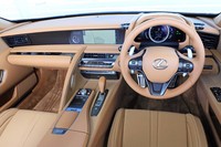 2+2のパッケージングでありながら、インテリアにおいては2シーターのようなタイト感が演出された。